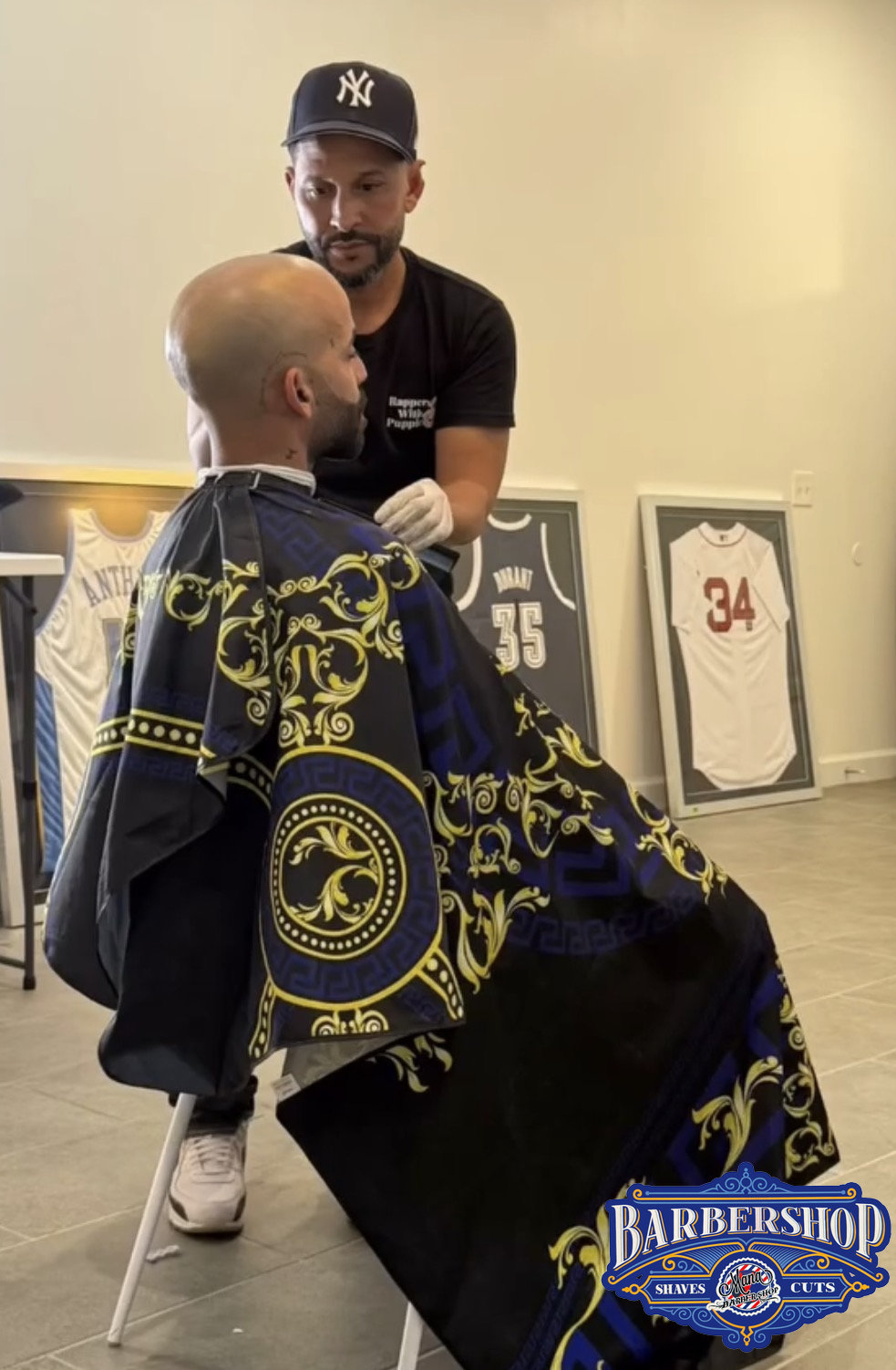 Mana barber working with a client